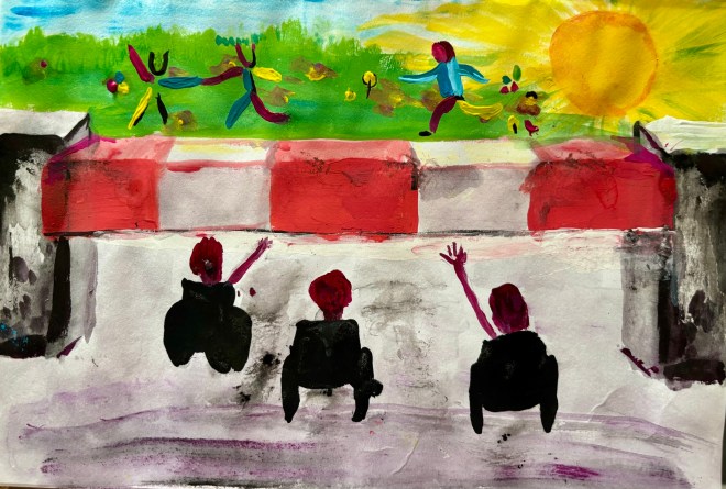 Drei Kinder in Rollstühlen sitzen im Vordergrund vor einer massiven, rot-weiß gestreiften Barriere und recken ihre Arme sehnsuchtsvoll der Welt hinter einer massiven Schranke entgegen. Sie sind durch die Schranke von einer bunten, lebendigen Welt getrennt, in der andere Kinder unbeschwert herumhüpfen, sich berühren und miteinander spielen. Während die Figuren im Hintergrund in der Nähe einer großen, strahlenden Sonne körperliche Verbindung und Freude erleben, verdeutlichen die hochgestreckten Arme der im Rollstuhl sitzenden Kinder eine schmerzliche Unerreichbarkeit dieser Freiheit.